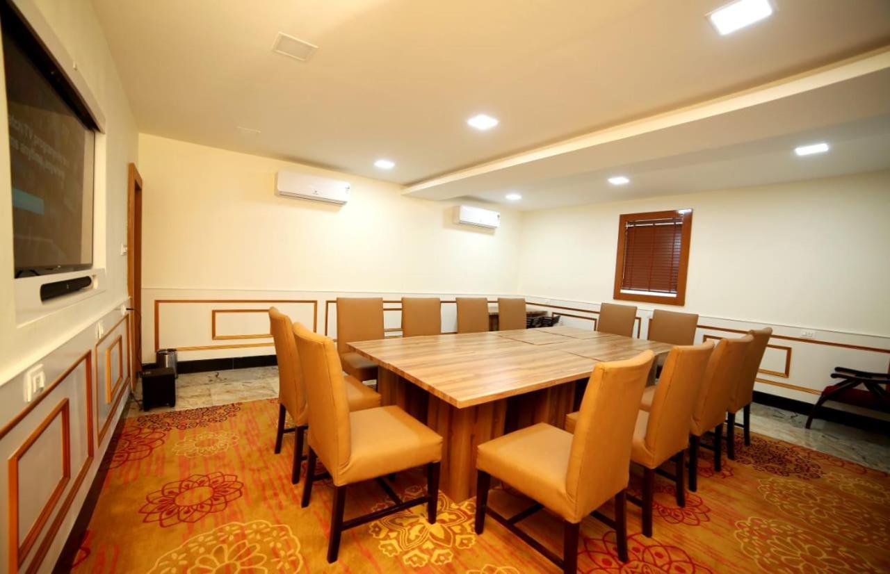 Banyan hotel&restro Hisar Bagian luar foto