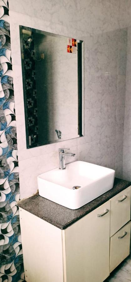 Banyan hotel&restro Hisar Bagian luar foto