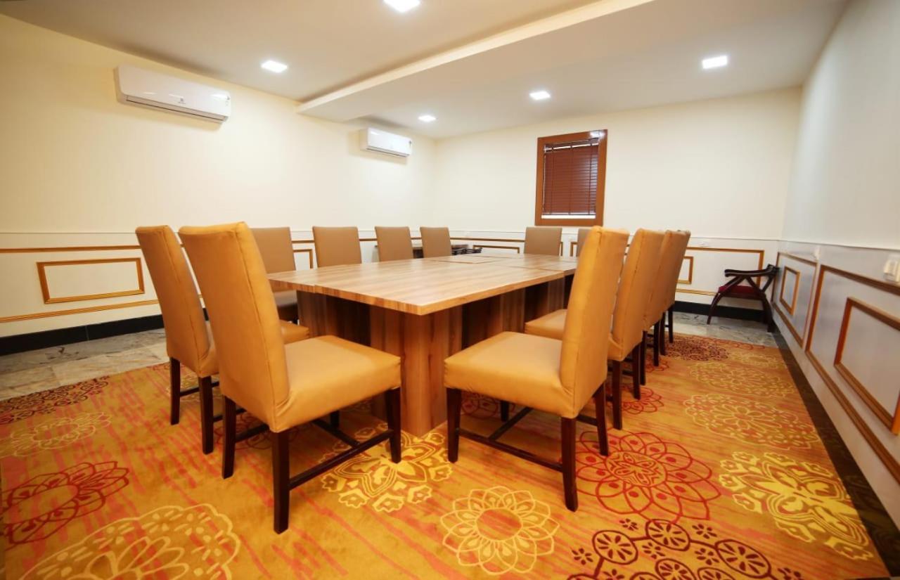 Banyan hotel&restro Hisar Bagian luar foto